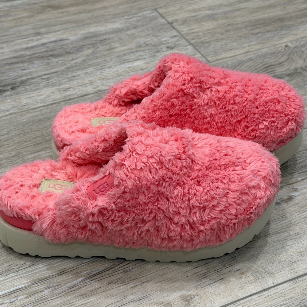 Ugg Fluff Platform Slippers – Coral – Women’s Size 8 – Freshly Cleaned